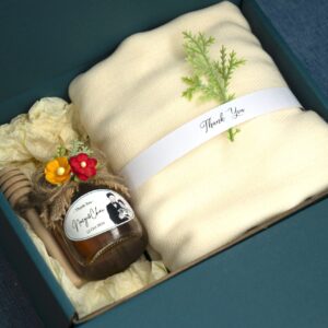 เซตผ้าคลุมไหล่ และน้ำผึ้ง (Cashmere Scarf & Honey) 250.-