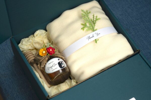 เซตผ้าคลุมไหล่ และน้ำผึ้ง (Cashmere Scarf & Honey) 250.-