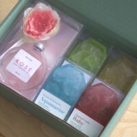 เซตก้านไม้หอมปรับอากาศ และสบู่อัญมณี (Home Diffuser & Gemstone Soap)
