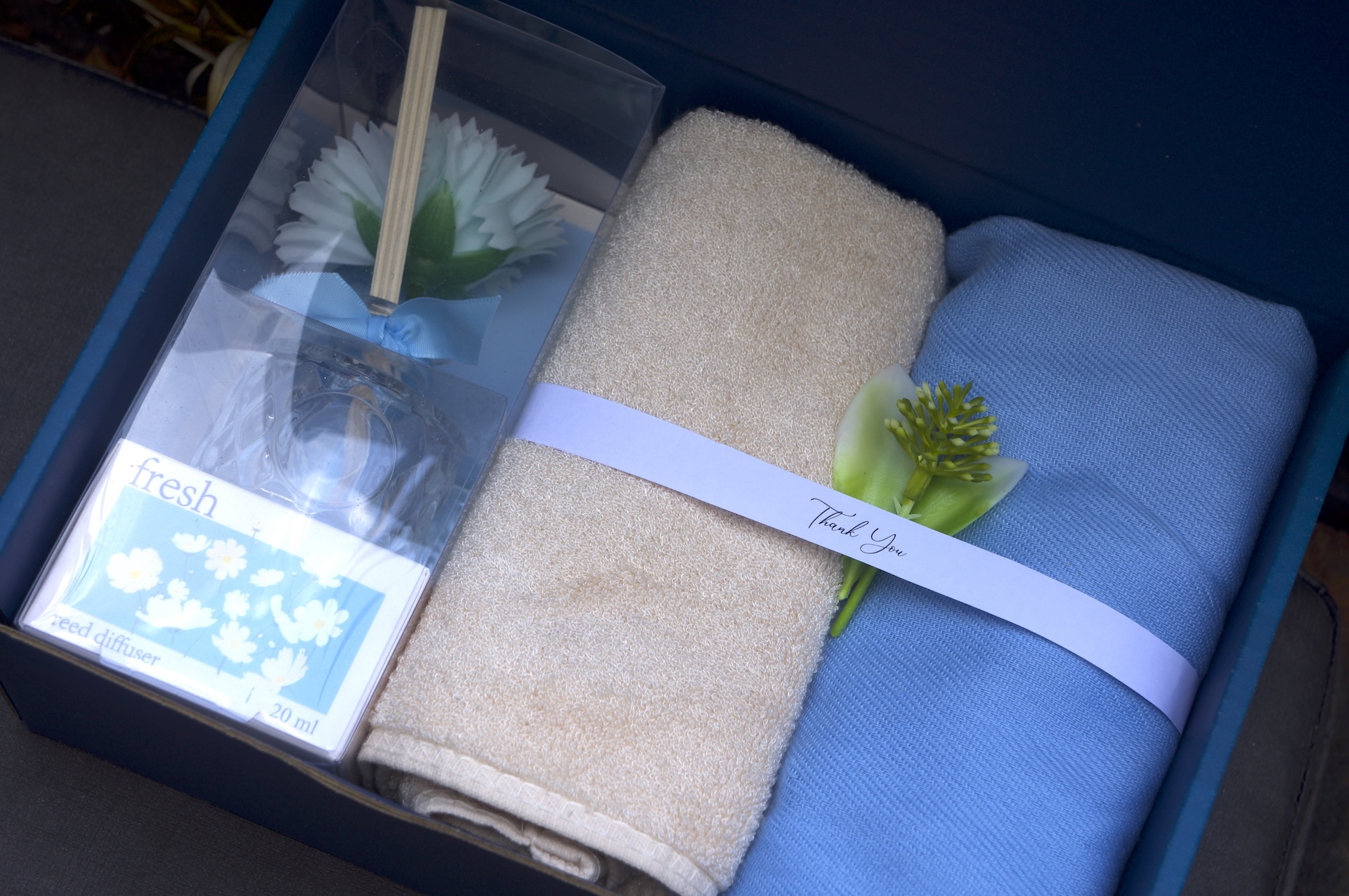 เซตก้านไม้หอมปรับอากาศ และผ้า (Home Diffuser, Towel and Scarf) - Image 4