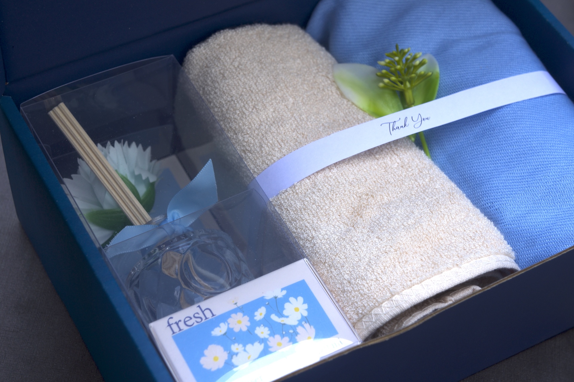 เซตก้านไม้หอมปรับอากาศ และผ้า (Home Diffuser, Towel and Scarf) - Image 3