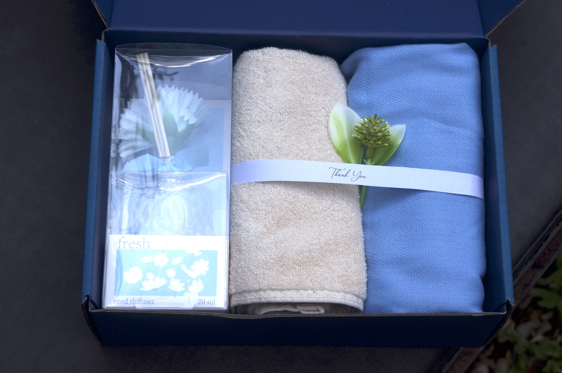 เซตก้านไม้หอมปรับอากาศ และผ้า (Home Diffuser, Towel and Scarf) - Image 2